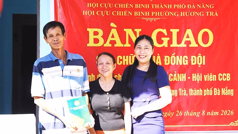 Cựu chiến binh Trương Văn Cảnh, phường Hương Trà (bên trái), nhận bàn giao mái ấm nghĩa tình từ đồng đội. 