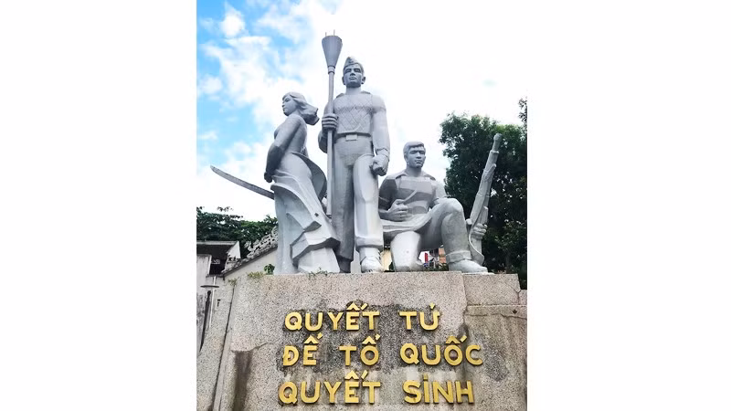 Tượng đài Quyết tử để Tổ quốc quyết sinh bên cạnh đền Bà Kiệu. 