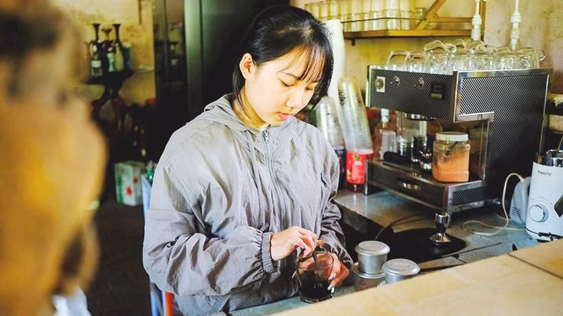 Ngoài giờ học, Ly tranh thủ làm thêm tại quán cà-phê để kiếm thêm thu nhập. Ảnh: TẤN LỰC