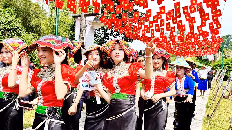 Đồng bào đón Tết Độc lập tại Làng Văn hóa, Du lịch các dân tộc Việt Nam. Ảnh: ANH QUÂN