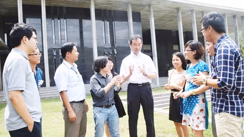 Các nhà khoa học trẻ từ nhiều quốc gia cùng nhau thảo luận, chia sẻ ý tưởng, mở rộng tri thức tại Trung tâm ICISE.