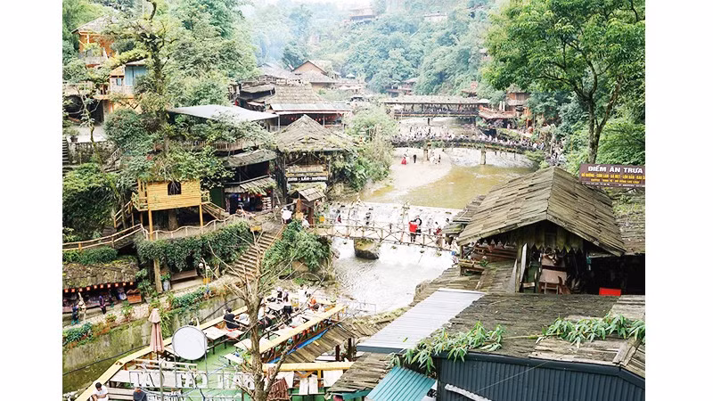 Không gian suối rừng thơ mộng.
