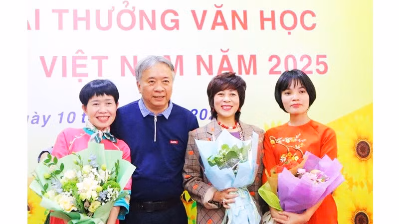 Nhà thơ Hoàng Thụy Anh (bên trái) trong lễ trao giải thưởng Hội nhà văn Việt Nam.
