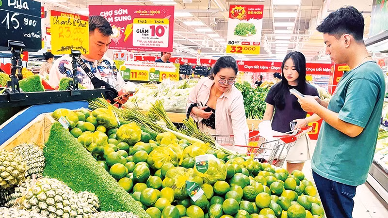 Nhiều hệ thống siêu thị đang triển khai các chương trình hỗ trợ sức mua và chia sẻ một phần áp lực chi phí với người tiêu dùng. Ảnh: VŨ SINH