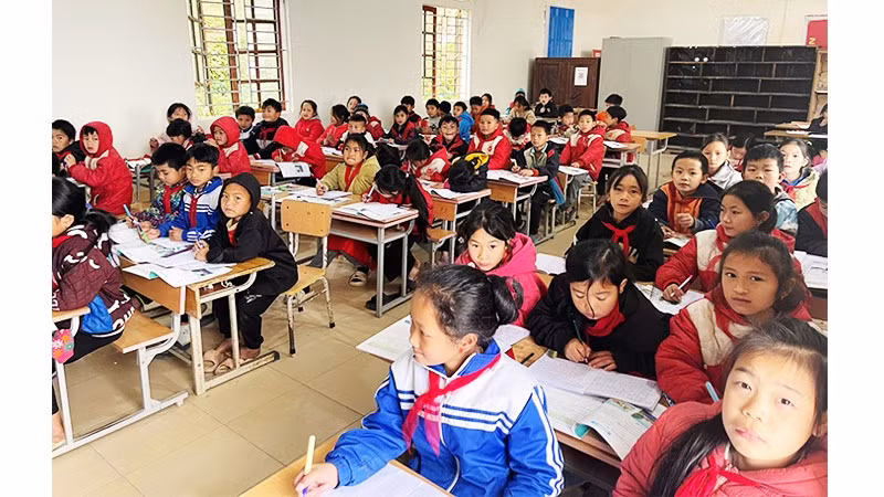 Trường PTDTBT Nàn Xỉn chỉ có một giáo viên tiếng Anh dạy cả hai cấp I và II.