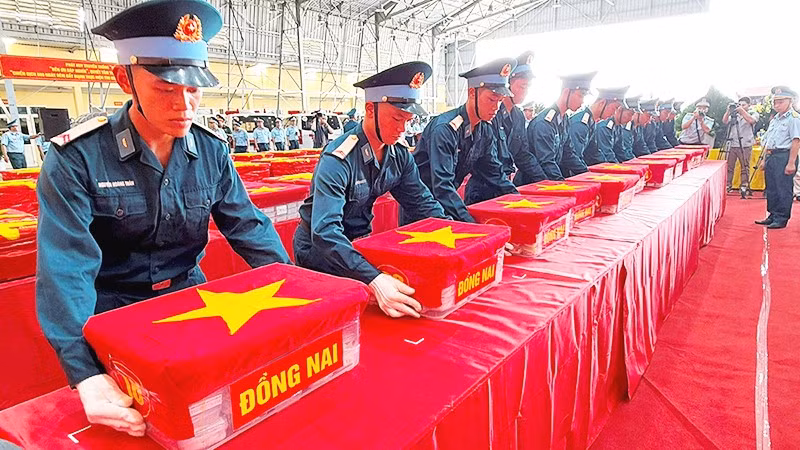 Bàn giao thêm hơn 13,5 nghìn mẫu sinh phẩm hài cốt liệt sĩ cho các trung tâm giám định