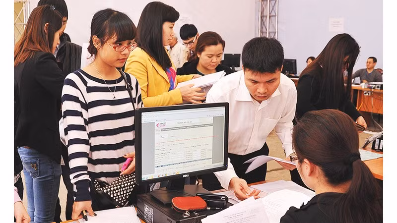 Kê khai thuế thu nhập cá nhân tại Thuế thành phố Hà Nội. Ảnh: Nam Anh