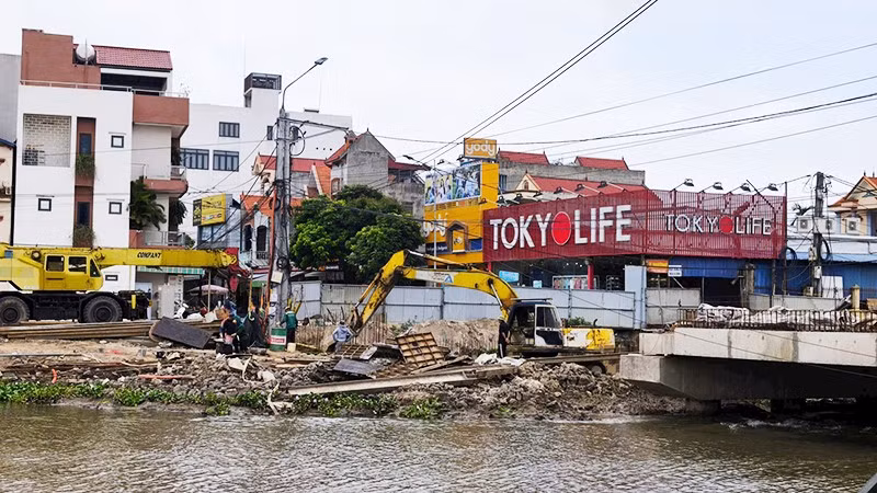 Dự án xây dựng cầu Bất Nạo (xã Phú Thái, TP Hải Phòng) chậm tiến độ gây ảnh hưởng cuộc sống của người dân trên địa bàn.