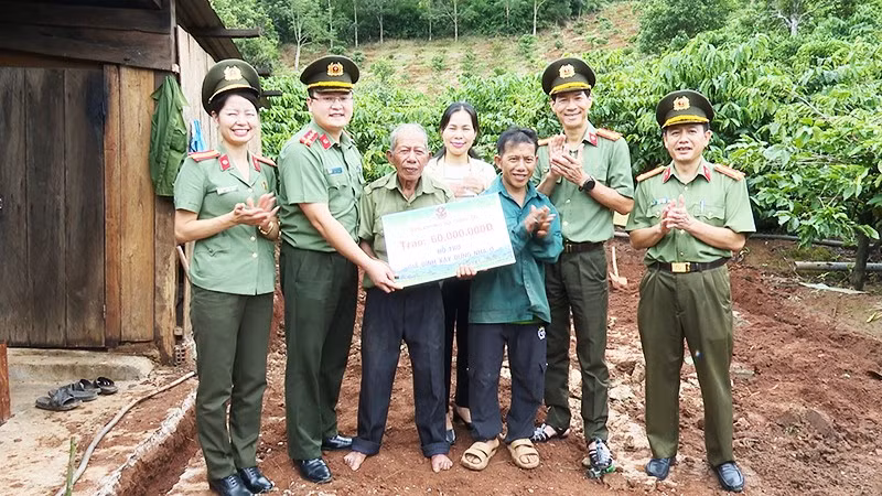 Bộ Công an hỗ trợ nhà ở cho gia đình ông A Drua tại thôn Kon Teo Đăk Lấp, xã Đăk Pxi.