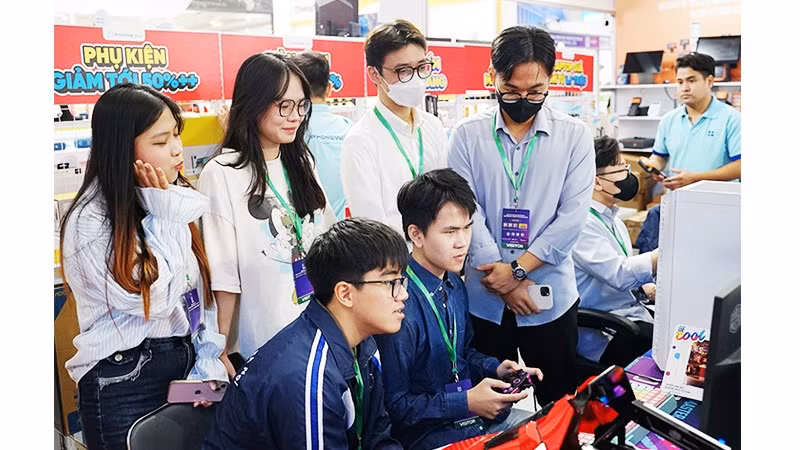 Sự gia tăng đơn hàng các sản phẩm điện tử, máy vi tính phản ánh xu hướng số hóa mạnh mẽ trong các lĩnh vực kinh tế. Ảnh: NGUYỆT ANH