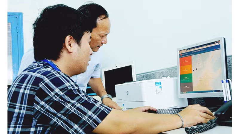 Theo dõi tàu đánh bắt hải sản tại Chi cục Hải sản tỉnh Gia Lai. Ảnh: NAM NGUYỄN