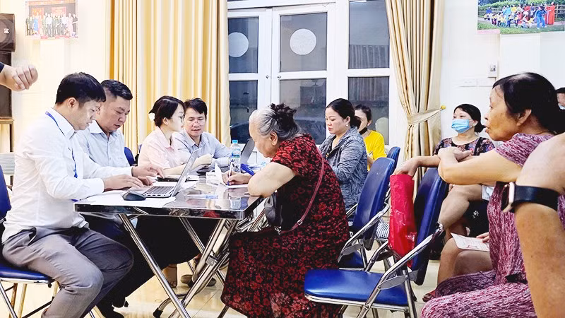Hướng dẫn người dân kê khai dữ liệu đất. Ảnh: NAM NGUYỄN