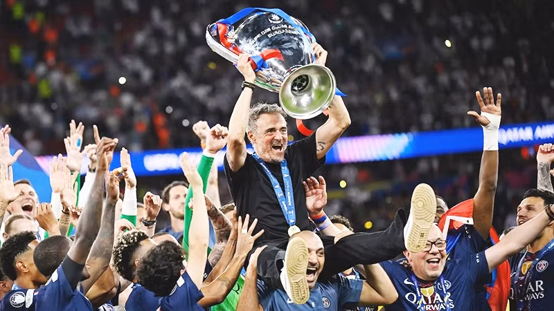 HLV Luis Enrique nâng cao danh hiệu vô địch Champions League thứ hai liên tiếp cùng PSG.