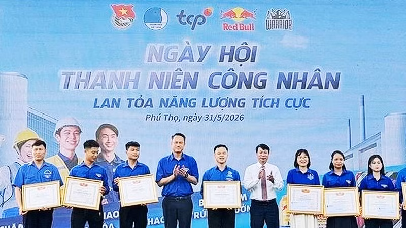 Tuyên dương các cán bộ hội, đoàn tiêu biểu các khu công nghiệp tại Phú Thọ. Ảnh: HOÀNG HÙNG/TTXVN