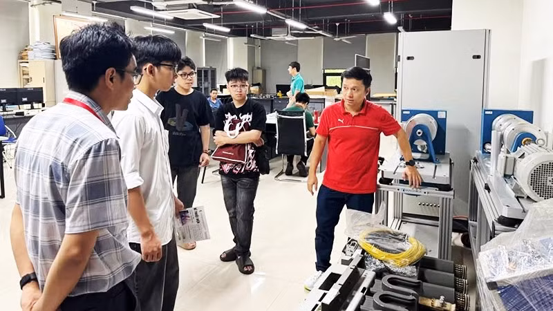 Phòng lab được trang thiết bị hiện đại phục vụ sinh viên nghiên cứu khoa học tại Trường Điện - Điện tử (Đại học Bách khoa Hà Nội). 