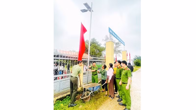 Hoạt động trao tặng đèn đường năng lượng mặt trời cho làng Kret Krot.