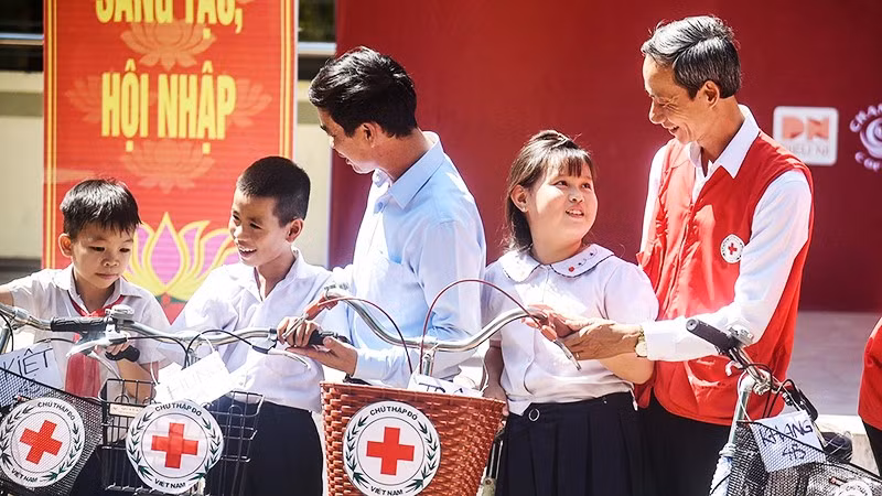Trao tặng xe đạp cho các em học sinh Trường tiểu học và THCS Đại Sơn.