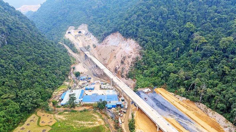 Thi công công trình hầm xuyên núi trên tuyến cao tốc Đồng Đăng-Trà Lĩnh.