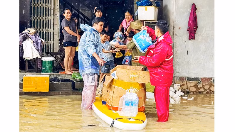 Những phần quà nhỏ, chia sẻ với bà con vùng trũng đang chật vật sau lũ. Ảnh: TRƯƠNG ĐỊNH