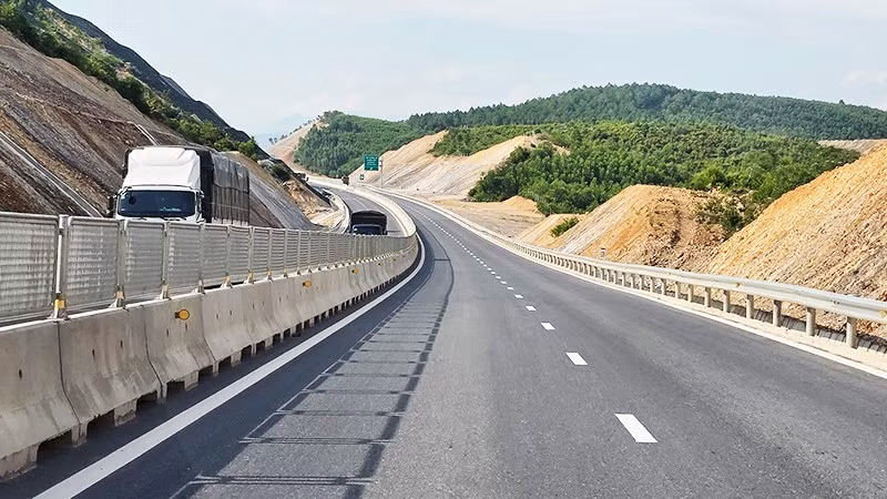 Trục cao tốc Bắc - Nam được đưa vào sử dụng tạo điều kiện cho các doanh nghiệp vận tải hoạt động thuận tiện. Ảnh: NAM ANH