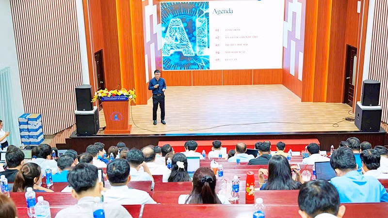 Các học viên tham gia lễ khai giảng của chương trình đào tạo. Ảnh: YẾN NGUYỄN