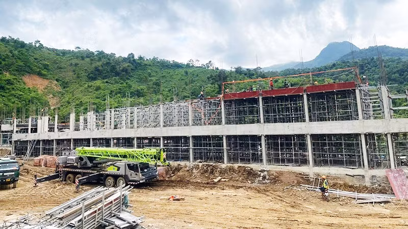 Trường phổ thông nội trú liên cấp tiểu học và THCS Bắc Lý đang được nhà thầu tích cực thi công.