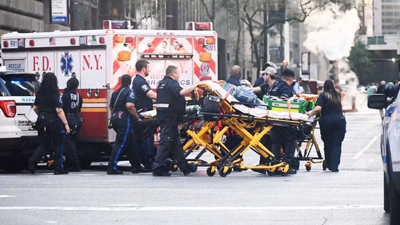 Lực lượng chức năng tại khu phố xảy ra vụ xả súng. Ảnh: GETTY