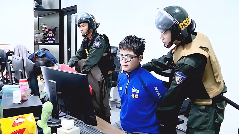 Cảnh sát đột kích vào trụ sở Xôi lạc TV. Ảnh: NGUYỄN HẢI