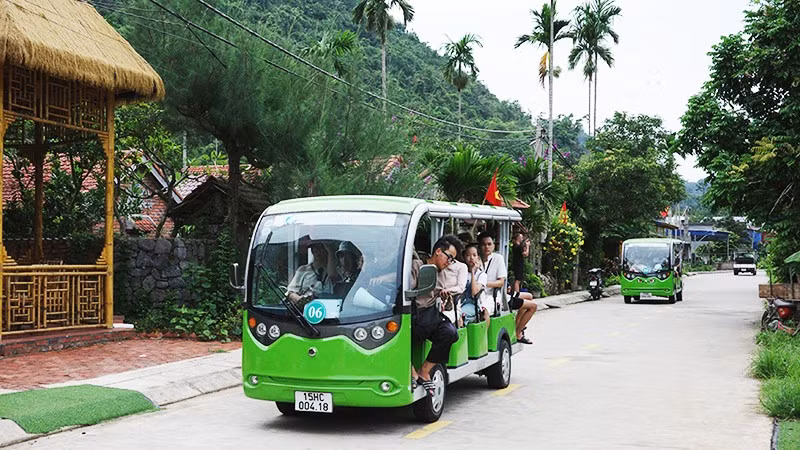 Xe điện phục vụ du khách tại đặc khu Cát Bà (Hải Phòng). Ảnh: KHIẾU MINH