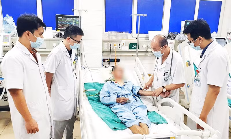 Hội chẩn ca bệnh 63 tuổi ở Hưng Yên phải nhập viện điều trị do ăn tiết canh lợn.