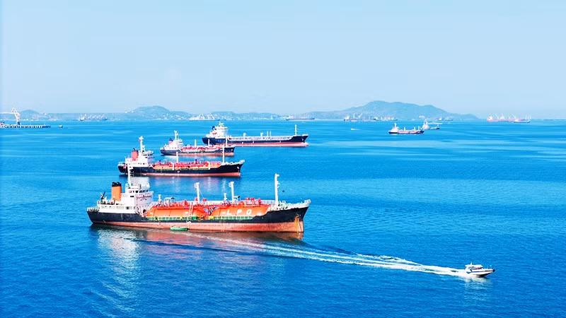 Nhiều tàu vận tải phải neo đậu chờ được qua Eo biển Hormuz. Ảnh: SHUTTERSTOCK