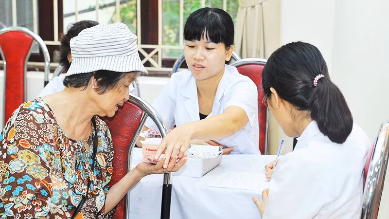 Khám sức khỏe cho người dân tại phường Nghĩa Đô. Ảnh: NAM HẢI