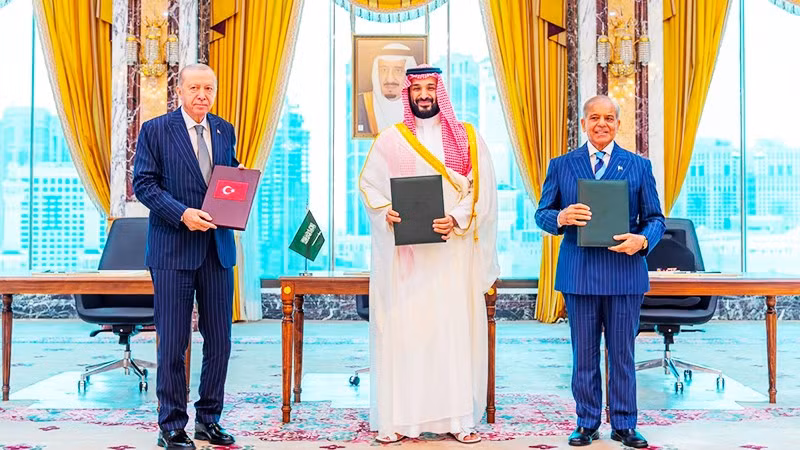 Các nhà lãnh đạo Thổ Nhĩ Kỳ, Saudia Arabia và Pakistan (trái sang) tại lễ ký Hiệp định Phòng thủ chung Mecca. Ảnh: SAUDI PRESS AGENCY 