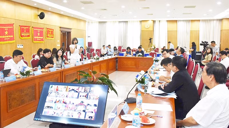 Các đại biểu trao đổi tại Hội thảo. Ảnh: DƯƠNG TIÊU