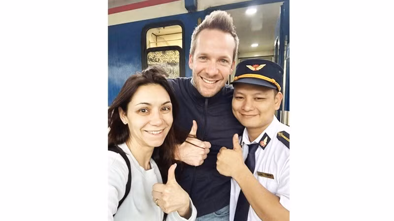 Anh Lê Quang Đức và hai vị khách từ Ninh Bình đi Huế.