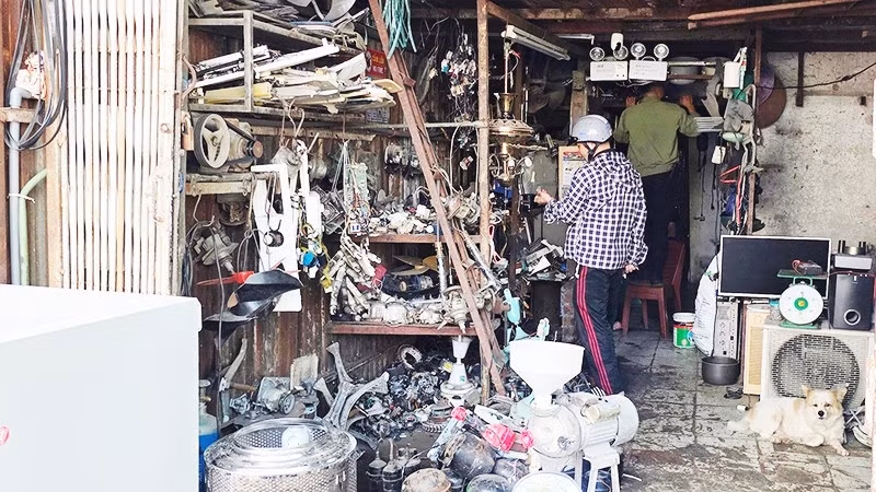 Rác thải điện tử tại một điểm thu mua đồ đồng nát. Ảnh: NAM NGUYỄN