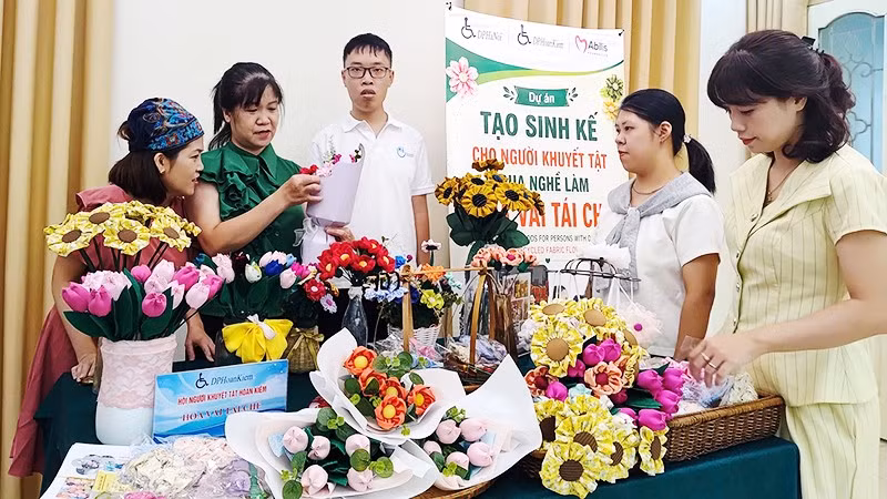 Các bạn trẻ nỗ lực học nghề, biến vải vụn thành hoa. Ảnh: DIÊN KHÁNH