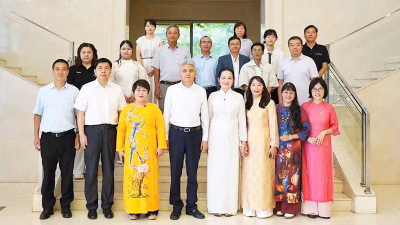 Đoàn nhà văn Việt Nam làm việc với Hội Nhà văn Trung Quốc.