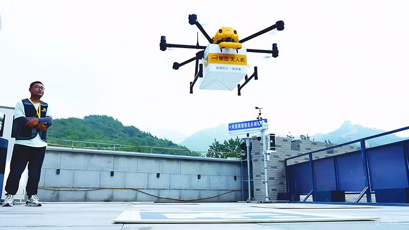 Drone thực hiện nhiệm vụ giao thức ăn tại Trung Quốc. Ảnh: AP 
