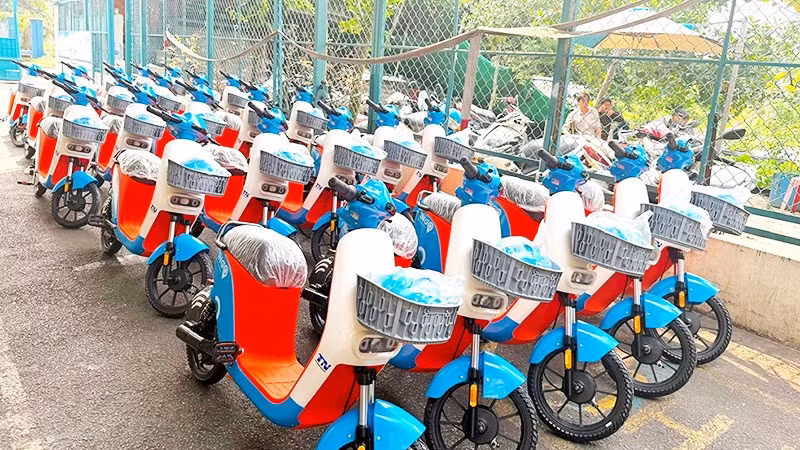 Xe đạp điện có mầu sắc bắt mắt, quy trình sử dụng dịch vụ đơn giản, thuận tiện cho người dùng.