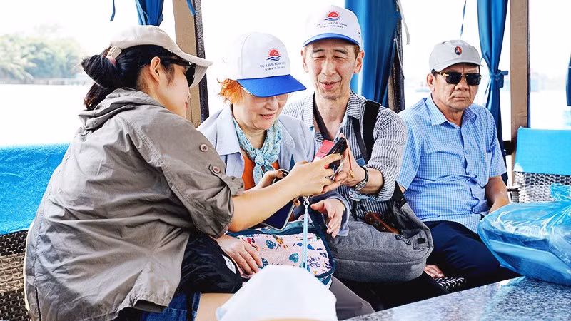 Du khách thích thú với tour du lịch miền tây. Ảnh: NAM HẢI