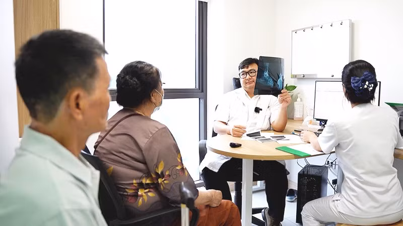 Thạc sĩ, bác sĩ Đỗ Vũ Anh tư vấn cho bệnh nhân về kỹ thuật điều trị mới.