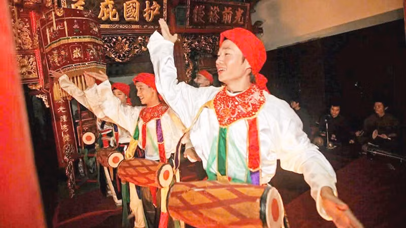 Chính sách mới đã tiếp sức, hồi sinh nghệ thuật truyền thống trong đời sống hiện đại. Ảnh: Múa bồng ở Triều Khúc, Hà Nội. Ảnh: LÊ BÍCH