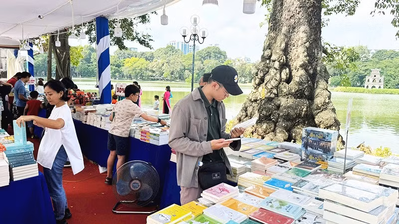 Tìm mua sách tại hội sách bên Hồ Gươm (Hà Nội).