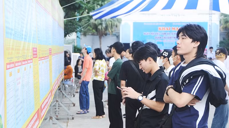 Các bạn trẻ luôn tìm kiếm cơ hội nghề nghiệp mới. Ảnh: NAM NGUYỄN