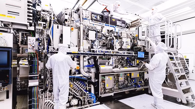 Máy quang khắc tiên tiến từ Tập đoàn ASML của Hà Lan. Ảnh: THE ECONOMIST