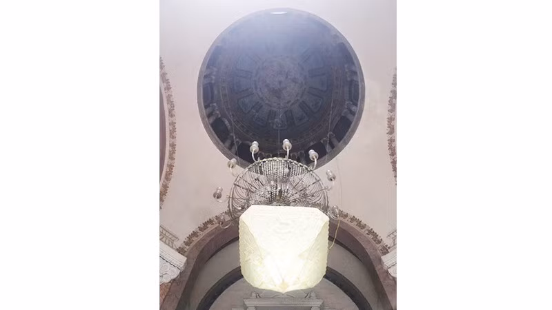 Tác phẩm “Nguồn sáng” của Vũ Xuân Đông (70cm x 70cm x 65cm), treo dưới đèn mái vòm của tòa nhà số 19 Lê Thánh Tông.