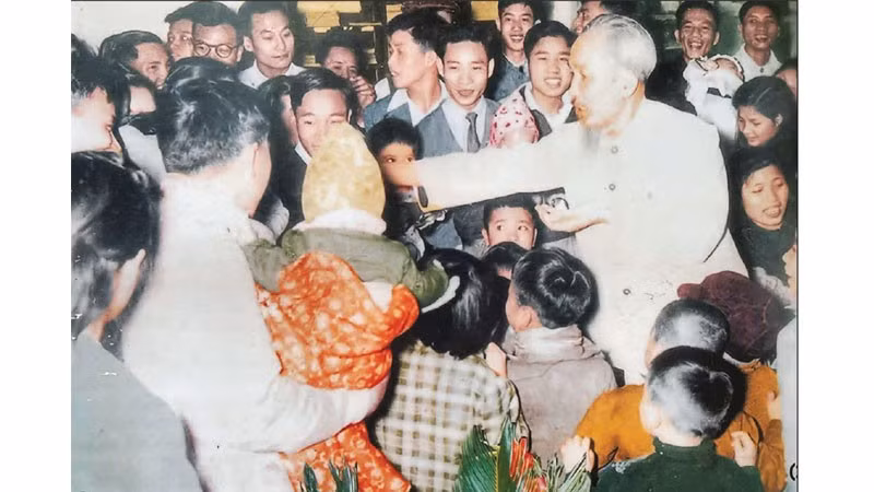 Bác Hồ phát kẹo cho các cháu trong Báo Nhân Dân (1957). 