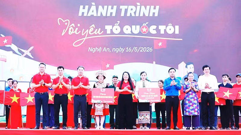 Trao tặng cờ Tổ quốc cho Hội LHTN Việt Nam tỉnh Nghệ An.