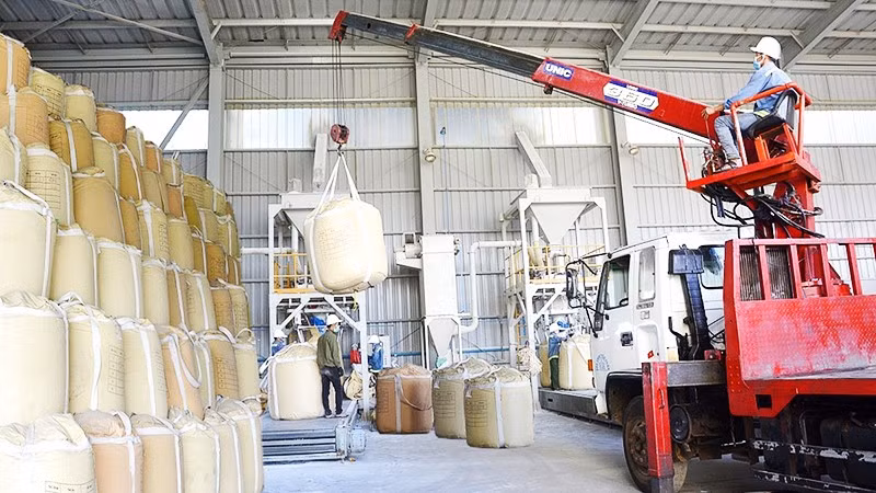 Sản phẩm alumin phục vụ xuất khẩu tại Nhà máy Alumin Nhân Cơ. Ảnh: LÂM ĐỒNG
